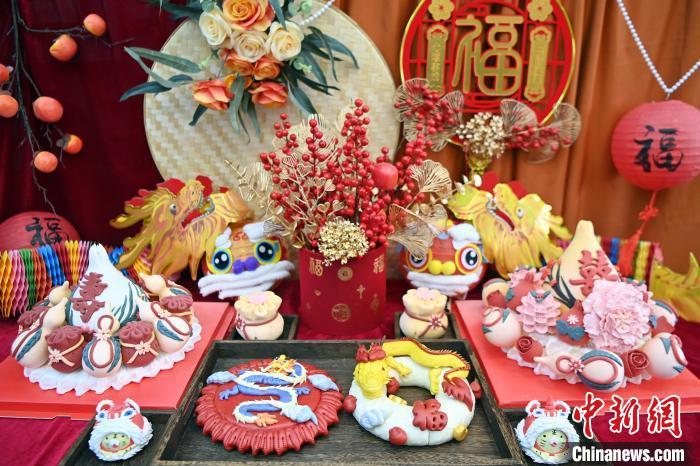 1月25日，春節(jié)臨近，蘭州一花饃店“龍”元素花饃熱銷。圖為展出的“龍”元素花饃。九美旦增 攝