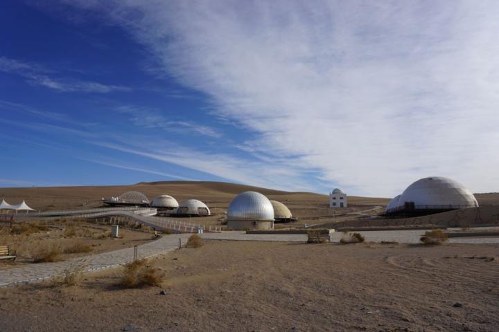 2023年11月28日拍攝的甘肅省武威市民勤縣“摘星小鎮(zhèn)”一角。新華社記者 賈釗 攝