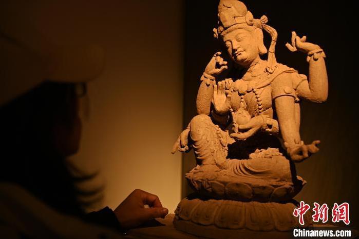 圖為季茂杰觀察自己創(chuàng)作的敦煌木雕。李亞龍 攝