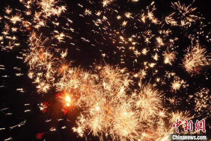 灼熱的鐵水在空中迸散。在空中形成“鐵花火雨”的景象，似天女散花，似群星漫天，如夢如幻，美不勝收。侯奇志 攝</p>
<p>