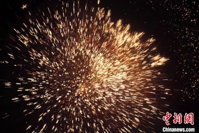 據(jù)悉，“花”與“發(fā)”諧音，取“打花打花，越打越發(fā)”之意?！按蜩F花”不僅蘊(yùn)含著人們祈福納祥的美好愿望，也展現(xiàn)了民間生鐵冶煉傳統(tǒng)技藝的工匠精神。侯奇志 攝