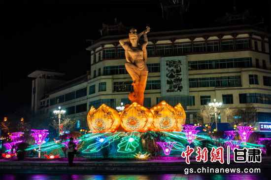 2024年春節(jié)期間，敦煌市中心盤旋路上的反彈琵琶燈組。王斌銀 攝