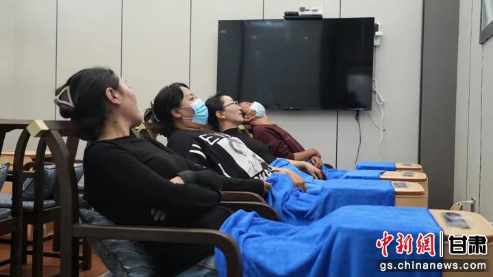 圖為當(dāng)?shù)鼐用耋w驗(yàn)藏醫(yī)院診療。卓瑪草 攝