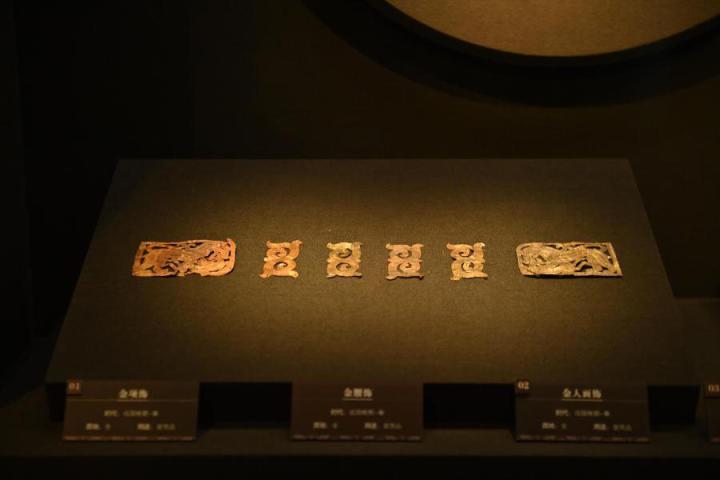 張家川縣馬家塬車輿博物館展陳的馬家塬遺址出土的金項飾、金腰飾、金人畫飾等。李亞龍 攝　　