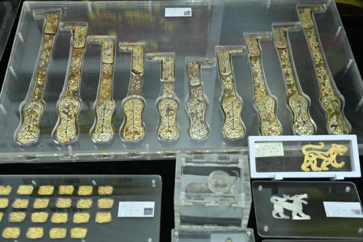 張家川馬家塬出土的金帶飾、大角羊、人形鉛俑及狼形銀車輿飾等文物。