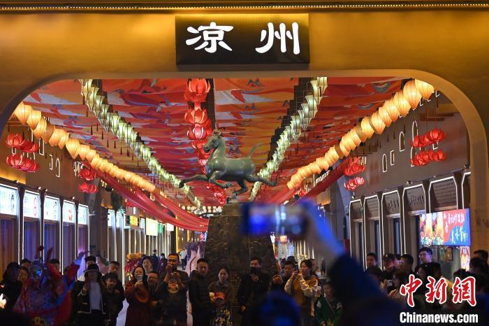 圖為游人拍攝煥然一新亮相的街區(qū)。李亞龍 攝</p>
<p>