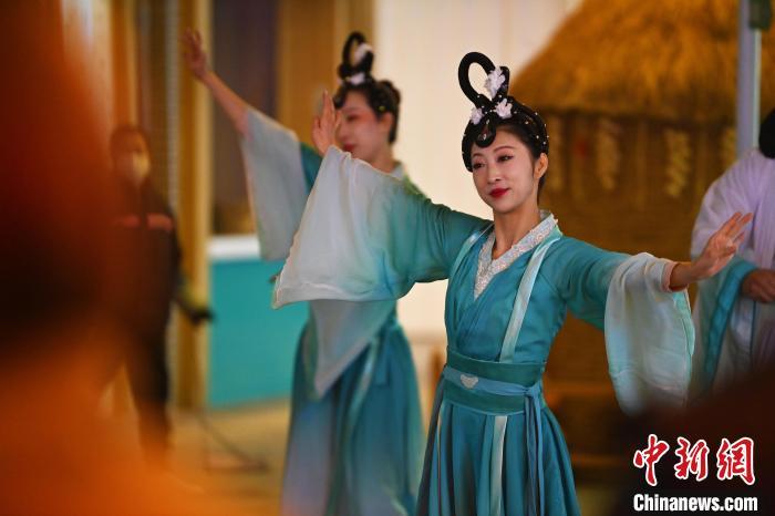 圖為工作人員進(jìn)行舞蹈表演。李亞龍 攝</p>
<p>