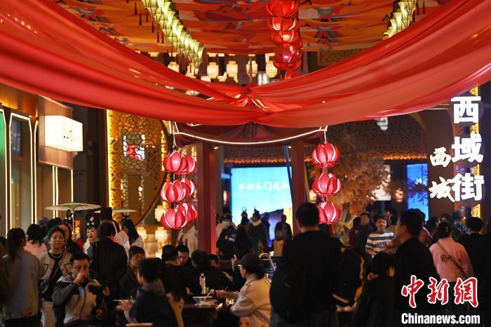 圖為街區(qū)現(xiàn)場(chǎng)游客絡(luò)繹不絕。李亞龍 攝</p>
<p>