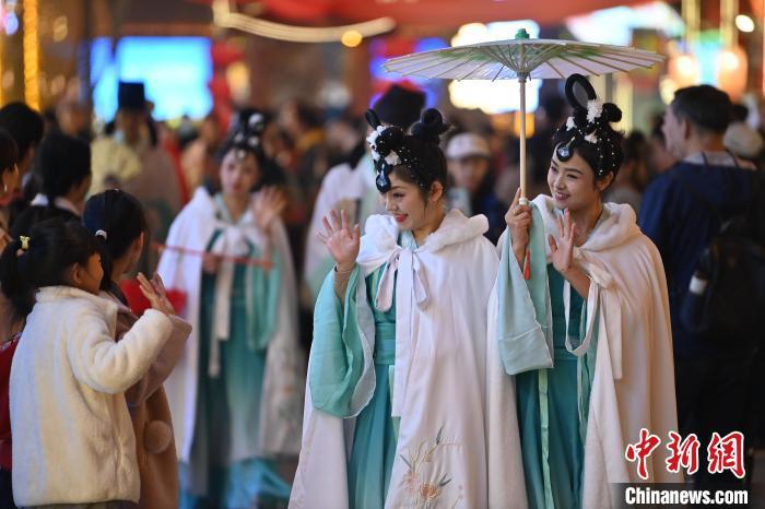 圖為街區(qū)人員著傳統(tǒng)服飾與游人互動(dòng)。李亞龍 攝</p>
<p>