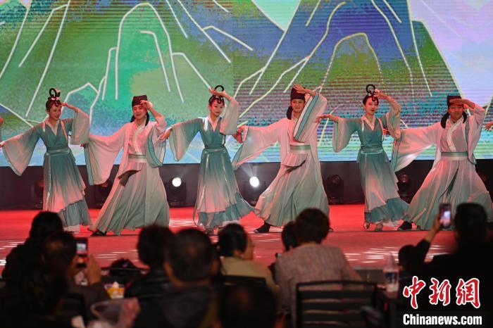 圖為工作人員進(jìn)行舞蹈表演。李亞龍 攝