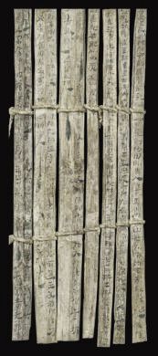 漢簡(jiǎn)《康居王使者冊(cè)》。此簡(jiǎn)記載了西域康居國(guó)使者前來(lái)“進(jìn)貢”駱駝，抵達(dá)敦煌遇到不公后反映問(wèn)題，朝廷受理解決的經(jīng)過(guò)。新華社發(fā)（甘肅簡(jiǎn)牘博物館供圖）