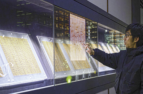 3月6日，工作人員在荊門市博物館新館內(nèi)楚簡(jiǎn)展廳展示使用互動(dòng)裝置。新華每日電訊記者　胡競(jìng)文