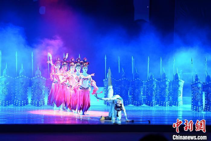 2023年2月18日，蘭州歌舞劇院創(chuàng)排的大型舞劇《大夢(mèng)敦煌》?！　【琶赖┰?攝
