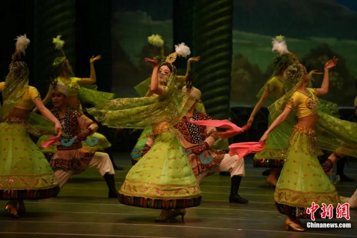 2024年2月23日晚，中國經(jīng)典舞劇《絲路花雨》在甘肅蘭州演出恭賀新春。李亞龍 攝