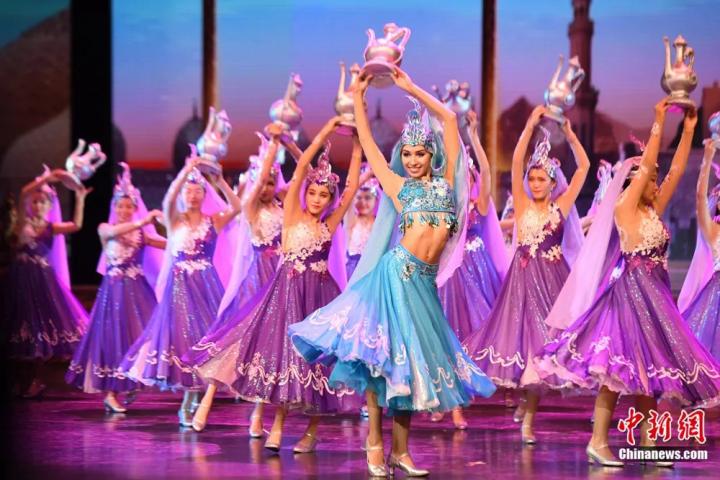 《絲路花雨》外國演員在波斯酒舞中領(lǐng)舞。楊艷敏 攝