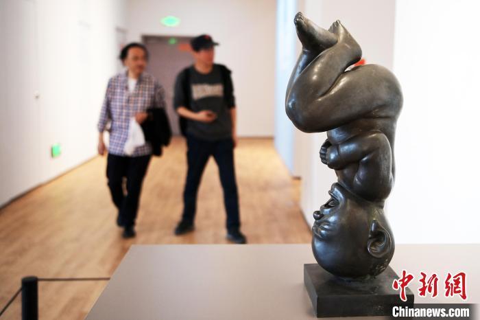 5月21日，觀眾參觀“絲路印跡”雕塑藝術(shù)作品展展出的雕塑作品。九美旦增 攝</p>
<p>