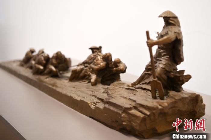 5月21日，在“絲路印跡”雕塑藝術(shù)作品展展出的作品《治水為民·禹德九州》。九美旦增 攝</p>
<p>