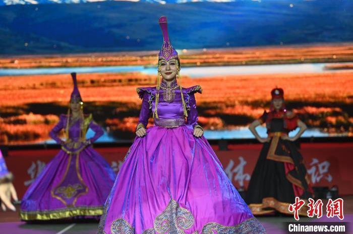 圖為開幕式現(xiàn)場蒙古族服飾秀。李亞龍 攝</p>
<p>