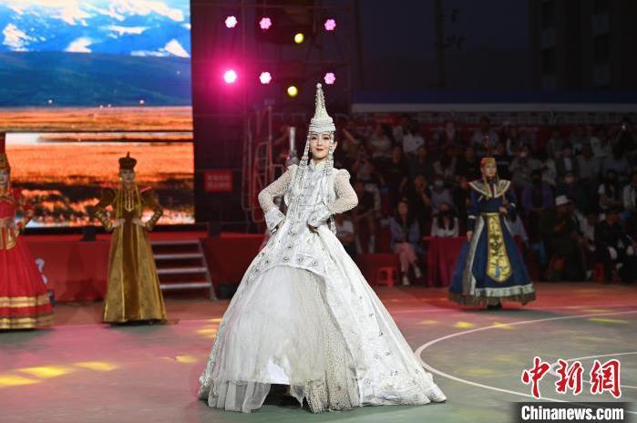 圖為開幕式現(xiàn)場蒙古族服飾秀。李亞龍 攝</p>
<p>