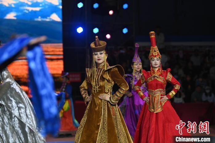 圖為開幕式現(xiàn)場蒙古族服飾秀。李亞龍 攝</p>
<p>