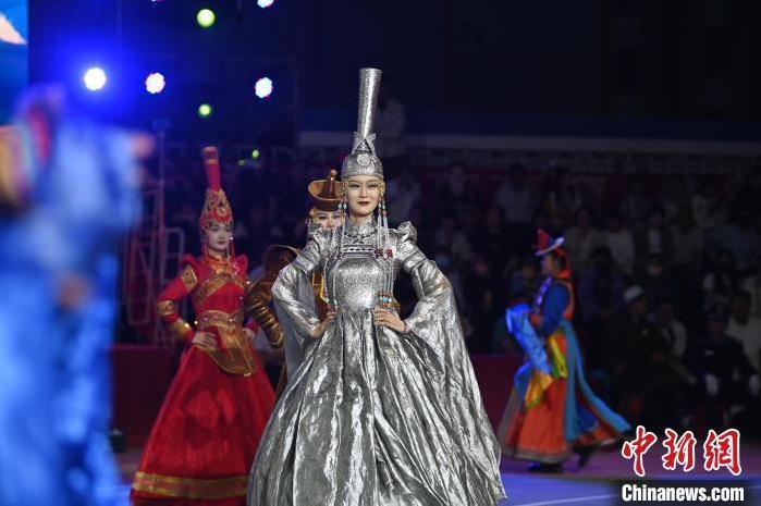 圖為開幕式現(xiàn)場蒙古族服飾秀。李亞龍 攝</p>
<p>