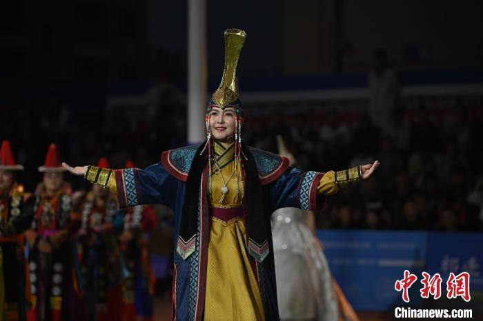 圖為開幕式現(xiàn)場蒙古族服飾秀。李亞龍 攝