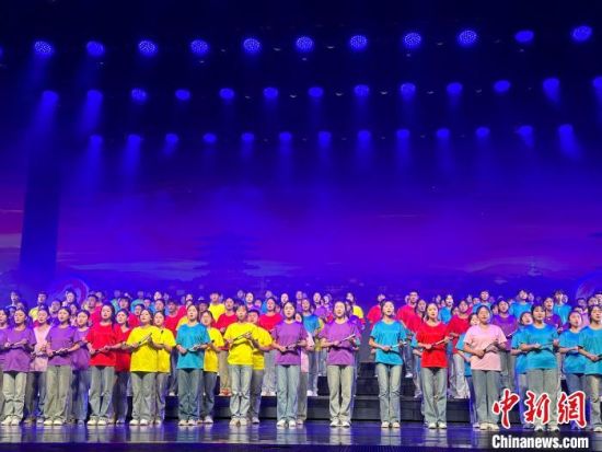 5月28日晚，“詩意甘肅·絲路長風(fēng)三千里”——月出涼州·武威詩會(huì)在甘肅省武威市漢唐天馬城舉行。楊娜 攝