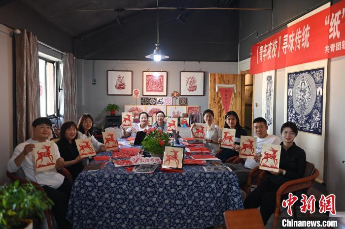 6月6日，在甘肅敦煌青年夜校課程中，青年學(xué)員展示學(xué)習(xí)敦煌非遺剪紙的成果。