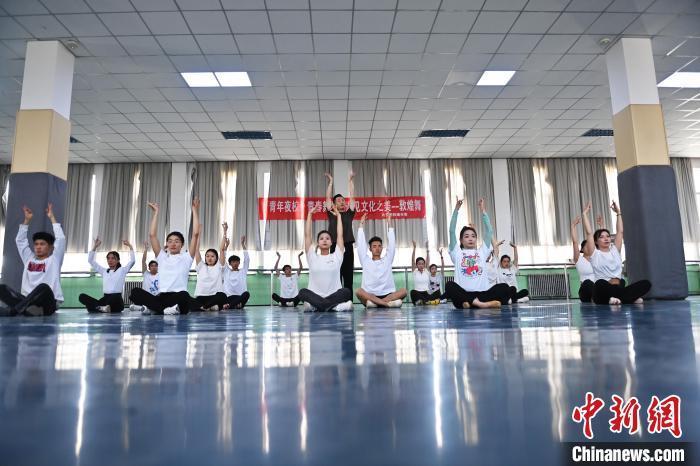 6月6日，在甘肅敦煌青年夜校課程中，青年學(xué)員學(xué)習(xí)敦煌舞課程。李亞龍 攝　　