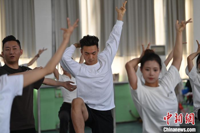 6月6日，在甘肅敦煌青年夜校課程中，青年學(xué)員學(xué)習(xí)敦煌舞課程。李亞龍 攝　　