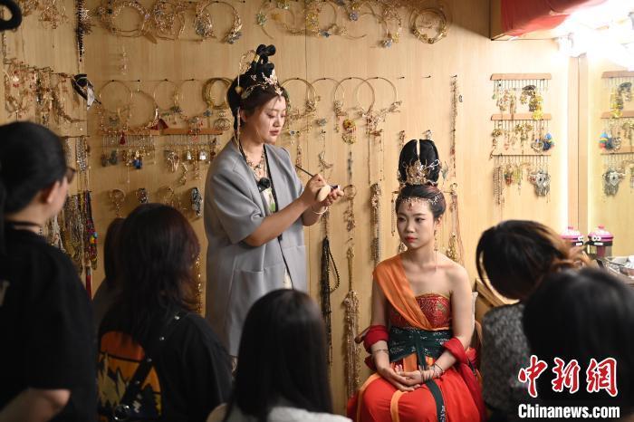 6月6日，在甘肅敦煌青年夜校課程中，青年學(xué)員學(xué)習(xí)敦煌美妝課程。李亞龍 攝