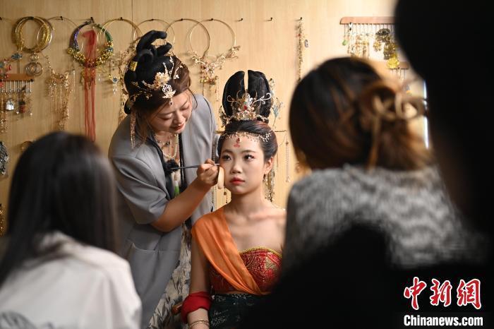 6月6日，在甘肅敦煌青年夜校課程中，青年學(xué)員學(xué)習(xí)敦煌美妝課程。李亞龍 攝　　