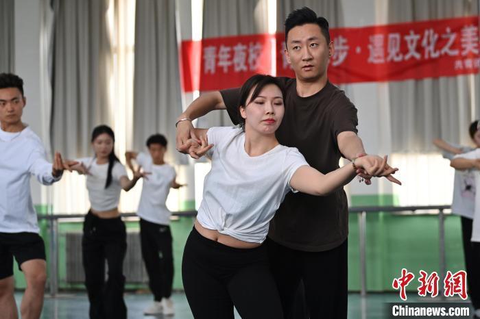 6月6日，在甘肅敦煌青年夜校課程中，學(xué)員學(xué)習(xí)敦煌舞課程。李亞龍 攝　　