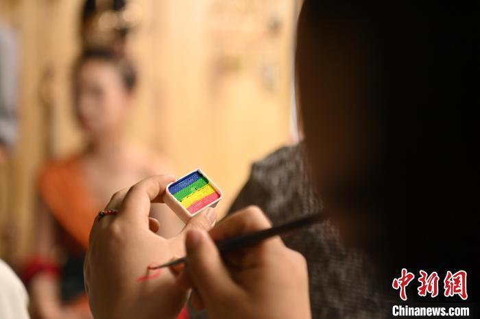 6月6日，在甘肅敦煌青年夜校課程中，青年學(xué)員學(xué)習(xí)敦煌美妝課程。李亞龍 攝　　