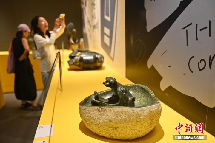 圖為該藝術展展陳的蛇紋石作品《河馬池》。中新社記者 李亞龍 攝