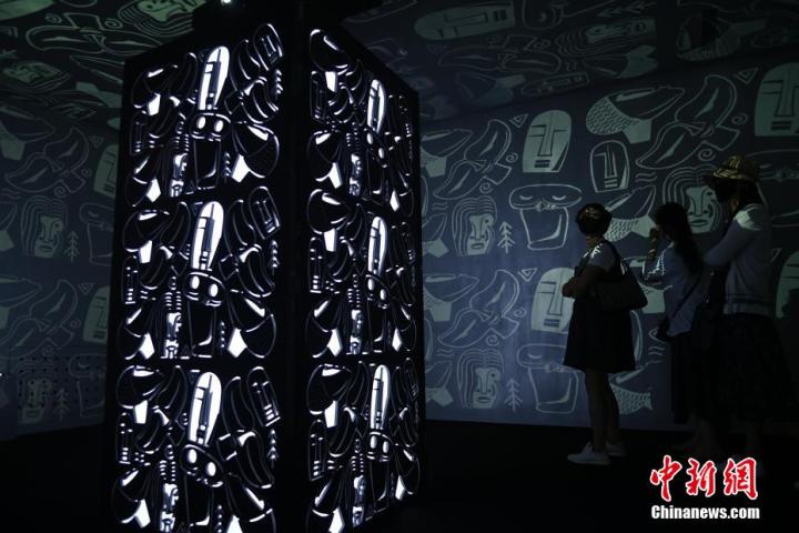 圖為游客參觀藝術展。中新社記者 李亞龍 攝