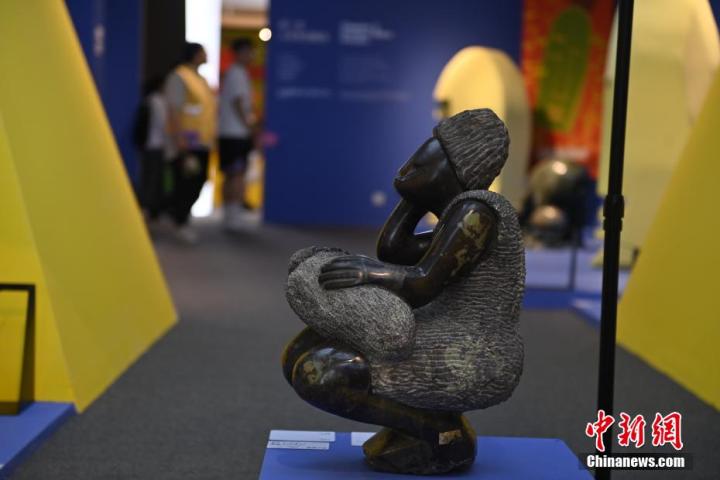 圖為游客參觀藝術展。中新社記者 李亞龍 攝</p>
<p>