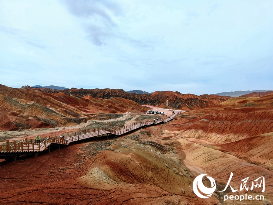  雨后的七彩丹霞，顏色格外艷麗。人民網(wǎng) 黃津曉虎攝