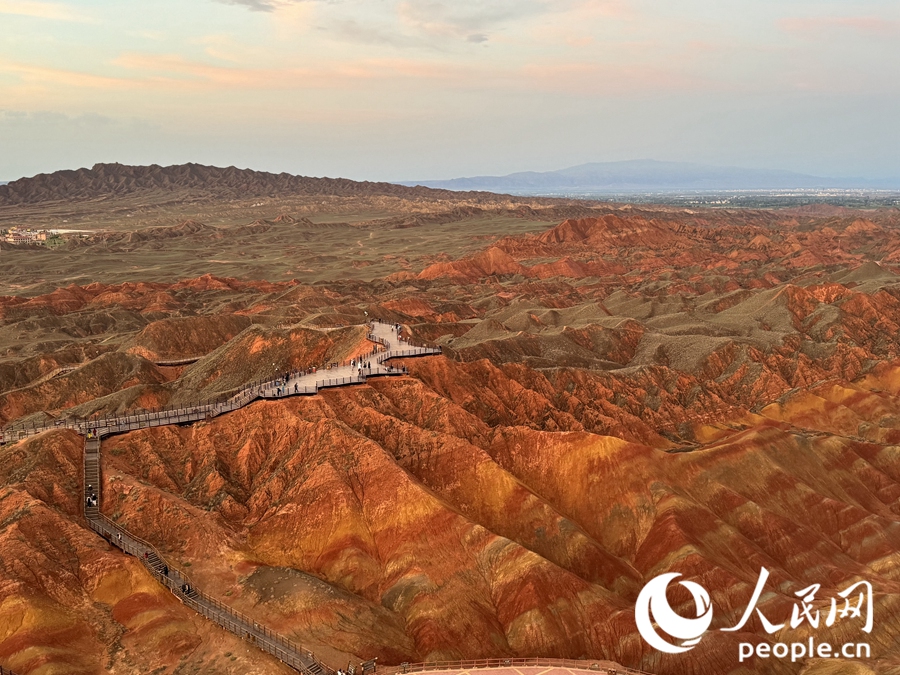 日落時分，余暉與丹霞交相輝映。人民網(wǎng)記者 徐冬兒攝
