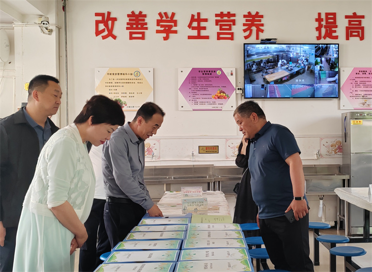 市紀(jì)委監(jiān)委扎實(shí)推動(dòng)開展群眾身邊腐敗和作風(fēng)問題集中整治工作，圖為市紀(jì)委監(jiān)委派駐市教育局紀(jì)檢監(jiān)察組在白銀區(qū)開展“中小學(xué)校園食品安全和膳食經(jīng)費(fèi)管理”集中整治工作開展情況督查.jpg