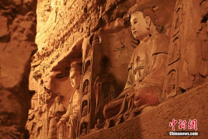 7月15日，甘肅省平?jīng)鍪袥艽h百里石窟長(zhǎng)廊中的王母宮石窟造像。百里石窟長(zhǎng)廊位于涇川縣境內(nèi)，由512個(gè)石窟、5眼窟中石井組成，現(xiàn)存王母宮石窟、鳳凰山石窟、南石窟寺、丈八寺石窟、羅漢洞石窟、太山寺石窟等規(guī)模較大的石窟群，還有數(shù)量眾多的小石窟群。王母宮石窟又名千佛洞，該窟設(shè)計(jì)宏大，造像生動(dòng)，窟內(nèi)擁有造像數(shù)百尊，是較為珍貴的佛教文化歷史遺存。中新社記者 李亞龍 攝</p>
<p>