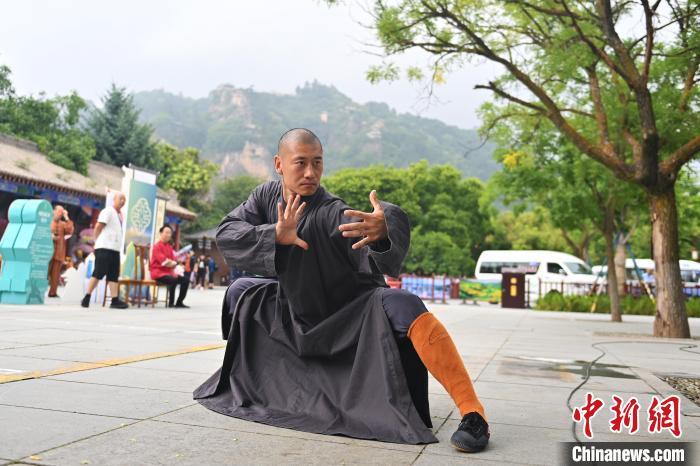 7月14日，甘肅省平?jīng)鍪嗅轻忌骄皡^(qū)內(nèi)，嵩山少林弟子展示武藝。7月13日至14日，“2024年北京體育大學(xué)第十五屆國際武術(shù)比賽交流大會暨首屆崆峒山國際武術(shù)大會”舉行，大會也在崆峒山景區(qū)進行問道崆峒、武術(shù)高級研修班、崆峒拜師等系列活動。中新社記者 李亞龍 攝</p>
<p>