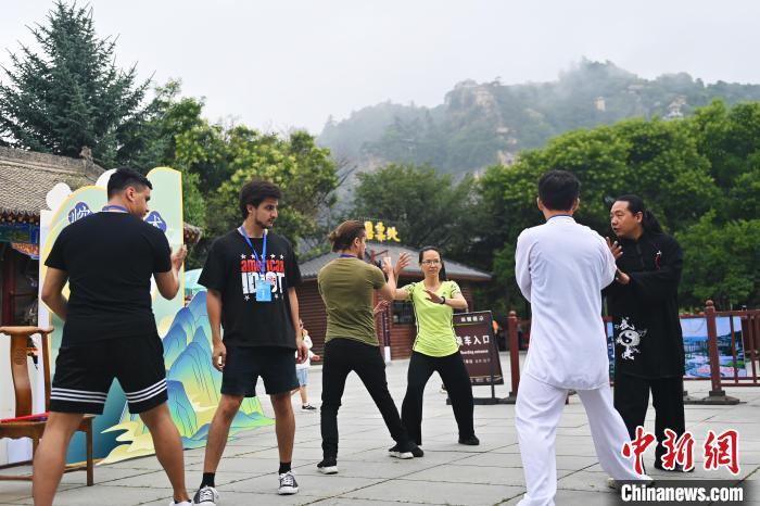 7月14日，甘肅省平?jīng)鍪嗅轻忌骄皡^(qū)內(nèi)，外籍武術(shù)愛好者學(xué)習(xí)崆峒派武術(shù)。7月13日至14日，“2024年北京體育大學(xué)第十五屆國際武術(shù)比賽交流大會暨首屆崆峒山國際武術(shù)大會”舉行，大會也在崆峒山景區(qū)進行問道崆峒、武術(shù)高級研修班、崆峒拜師等系列活動。中新社記者 李亞龍 攝</p>
<p>