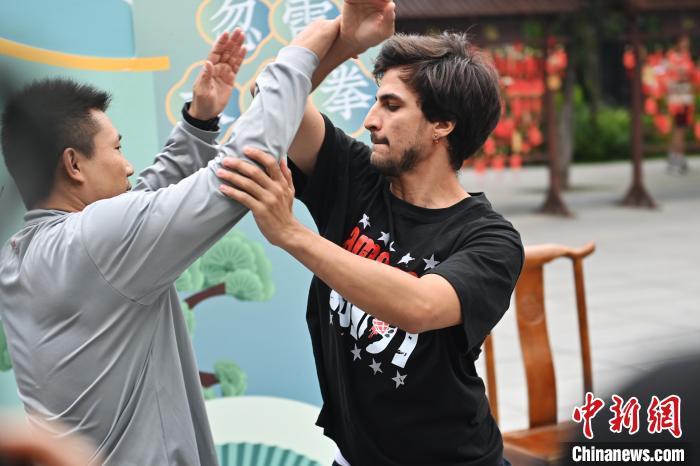 7月14日，甘肅省平?jīng)鍪嗅轻忌骄皡^(qū)內(nèi)，外籍武術(shù)愛好者(右)進行忽雷太極拳切磋。7月13日至14日，“2024年北京體育大學(xué)第十五屆國際武術(shù)比賽交流大會暨首屆崆峒山國際武術(shù)大會”舉行，大會也在崆峒山景區(qū)進行問道崆峒、武術(shù)高級研修班、崆峒拜師等系列活動。中新社記者 李亞龍 攝</p>
<p>