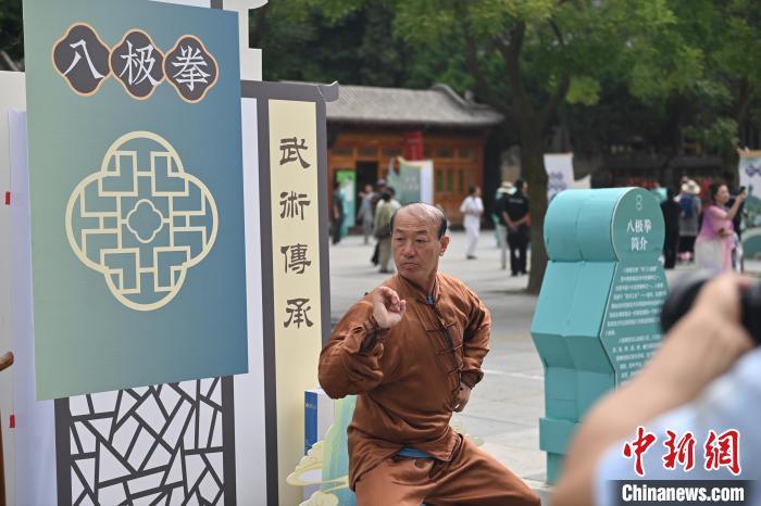 7月14日，甘肅省平?jīng)鍪嗅轻忌骄皡^(qū)內(nèi)，八極拳傳承人展示八極拳。7月13日至14日，“2024年北京體育大學(xué)第十五屆國際武術(shù)比賽交流大會暨首屆崆峒山國際武術(shù)大會”舉行，大會也在崆峒山景區(qū)進行問道崆峒、武術(shù)高級研修班、崆峒拜師等系列活動。中新社記者 李亞龍 攝</p>
<p>