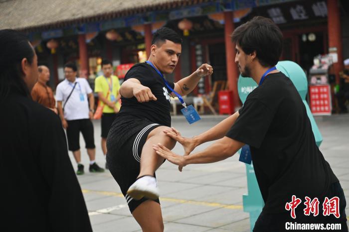 7月14日，甘肅省平?jīng)鍪嗅轻忌骄皡^(qū)內(nèi)，外籍武術(shù)愛好者切磋武藝。7月13日至14日，“2024年北京體育大學(xué)第十五屆國際武術(shù)比賽交流大會暨首屆崆峒山國際武術(shù)大會”舉行，大會也在崆峒山景區(qū)進行問道崆峒、武術(shù)高級研修班、崆峒拜師等系列活動。中新社記者 李亞龍 攝