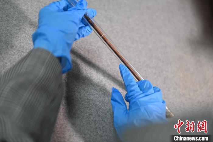 2024年5月7日，拍攝的甘肅省博物館館藏國(guó)寶級(jí)文物“白馬作”毛筆。李亞龍　攝