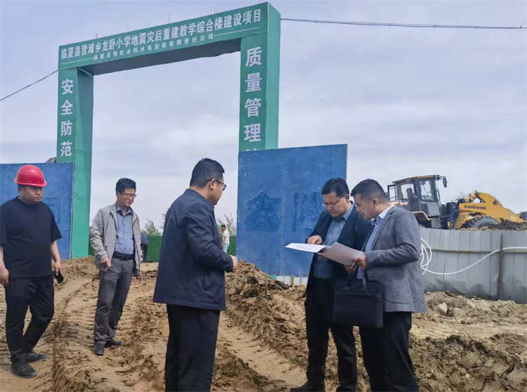 州紀(jì)委監(jiān)委督查組在臨夏縣營灘鄉(xiāng)龍臥小學(xué)災(zāi)后重建教學(xué)綜合樓建設(shè)項目施工現(xiàn)場開展督導(dǎo)檢查。.jpg