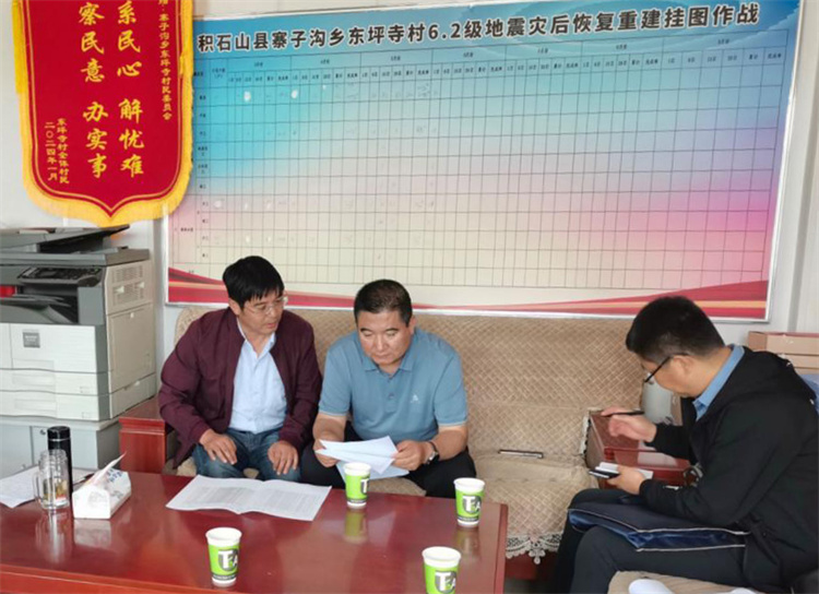 州縣紀(jì)委監(jiān)委機(jī)關(guān)聯(lián)合督查組對下沉干部 、駐村干部 、包村組長、村干部 “四級”干部履職到崗情況，以及工作日志和民情臺賬、訴求臺賬進(jìn)行日常監(jiān)督檢查，壓實(shí)工作責(zé)任。.jpg