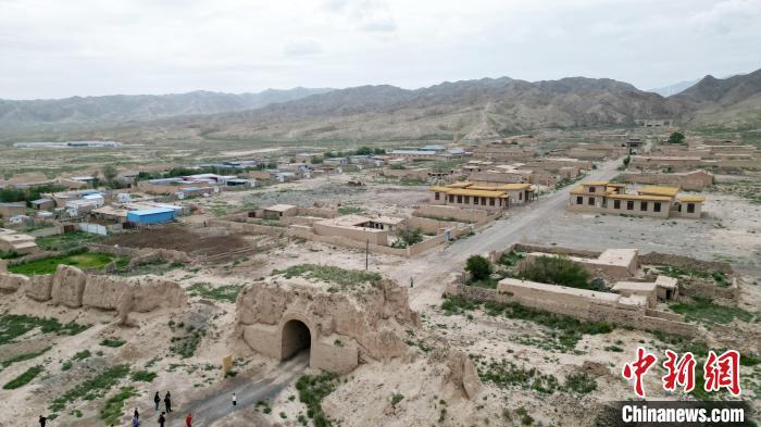 7月13日，位于山丹漢明長(zhǎng)城遺址里的硤口古城。(無(wú)人機(jī)圖片) 　九美旦增 攝